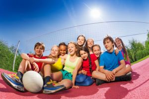 Gruppe von Jugendlichen auf Volleyballfeld
